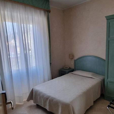 Hotel Riviera 3 Stelle Con Piscina Estiva Gratuita E Garage A Pagamento Spotorno Exterior foto