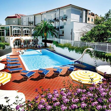 Hotel Riviera 3 Stelle Con Piscina Estiva Gratuita E Garage A Pagamento Spotorno Exterior foto
