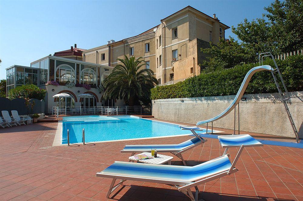 Hotel Riviera 3 Stelle Con Piscina Estiva Gratuita E Garage A Pagamento Spotorno Exterior foto