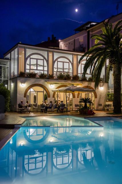 Hotel Riviera 3 Stelle Con Piscina Estiva Gratuita E Garage A Pagamento Spotorno Exterior foto