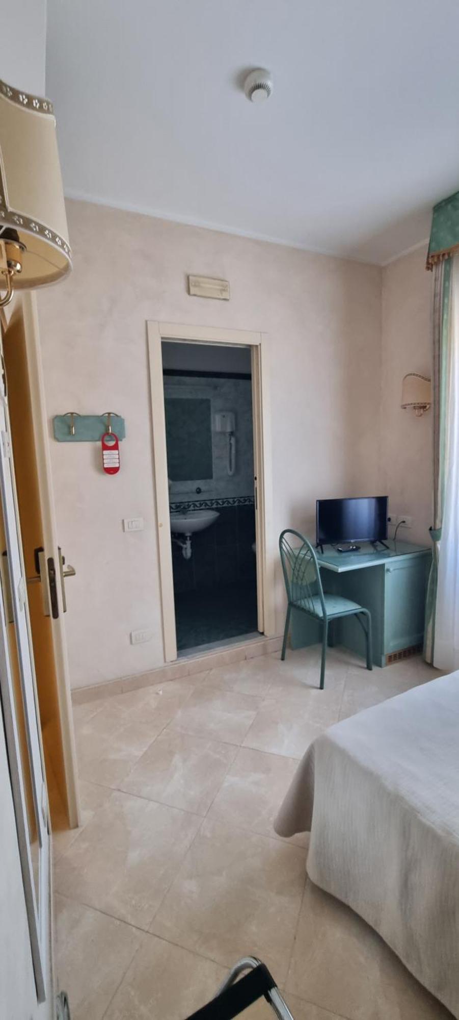 Hotel Riviera 3 Stelle Con Piscina Estiva Gratuita E Garage A Pagamento Spotorno Exterior foto