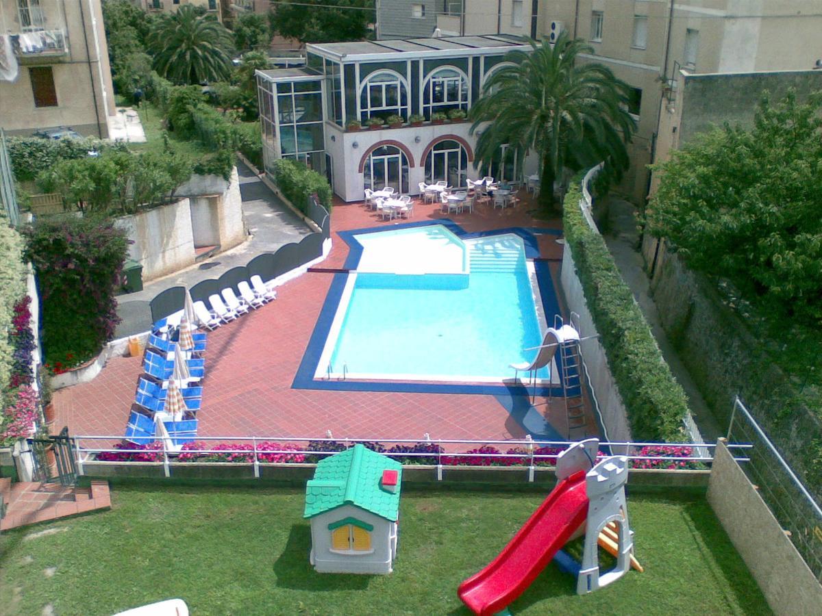 Hotel Riviera 3 Stelle Con Piscina Estiva Gratuita E Garage A Pagamento Spotorno Exterior foto