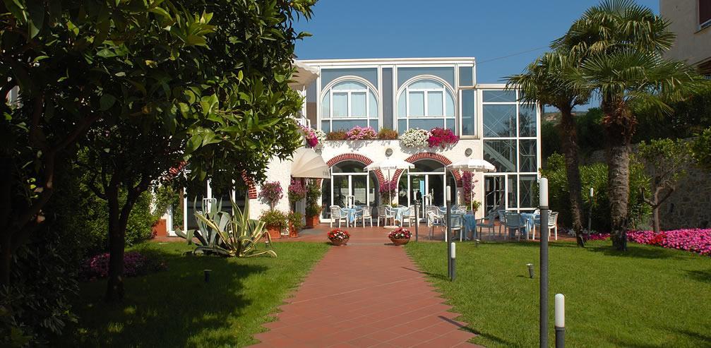 Hotel Riviera 3 Stelle Con Piscina Estiva Gratuita E Garage A Pagamento Spotorno Exterior foto