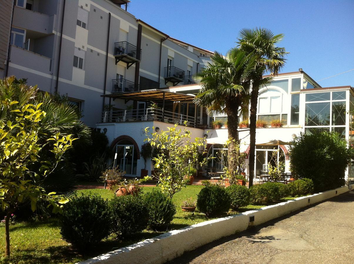 Hotel Riviera 3 Stelle Con Piscina Estiva Gratuita E Garage A Pagamento Spotorno Exterior foto