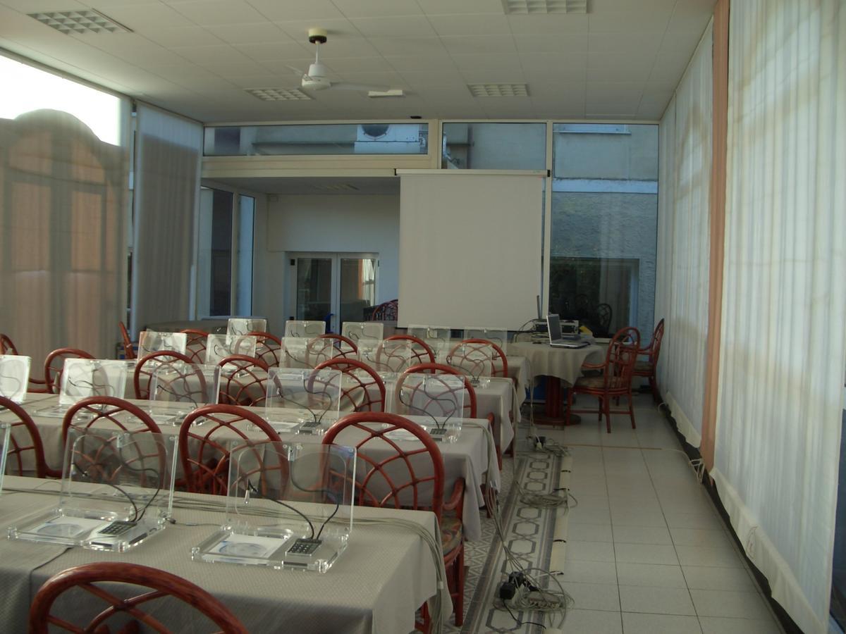 Hotel Riviera 3 Stelle Con Piscina Estiva Gratuita E Garage A Pagamento Spotorno Exterior foto