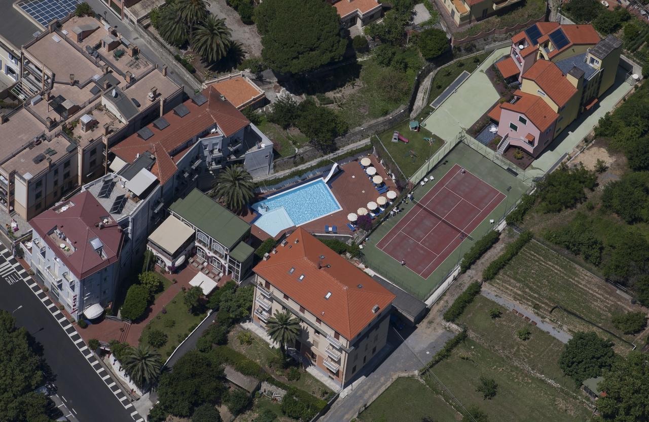 Hotel Riviera 3 Stelle Con Piscina Estiva Gratuita E Garage A Pagamento Spotorno Exterior foto