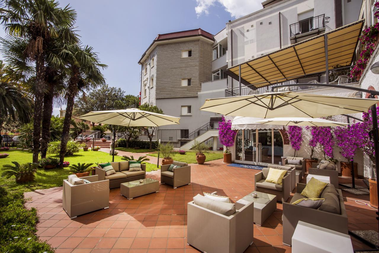 Hotel Riviera 3 Stelle Con Piscina Estiva Gratuita E Garage A Pagamento Spotorno Exterior foto