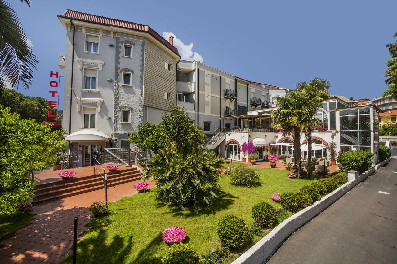 Hotel Riviera 3 Stelle Con Piscina Estiva Gratuita E Garage A Pagamento Spotorno Exterior foto
