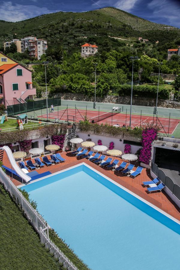 Hotel Riviera 3 Stelle Con Piscina Estiva Gratuita E Garage A Pagamento Spotorno Exterior foto