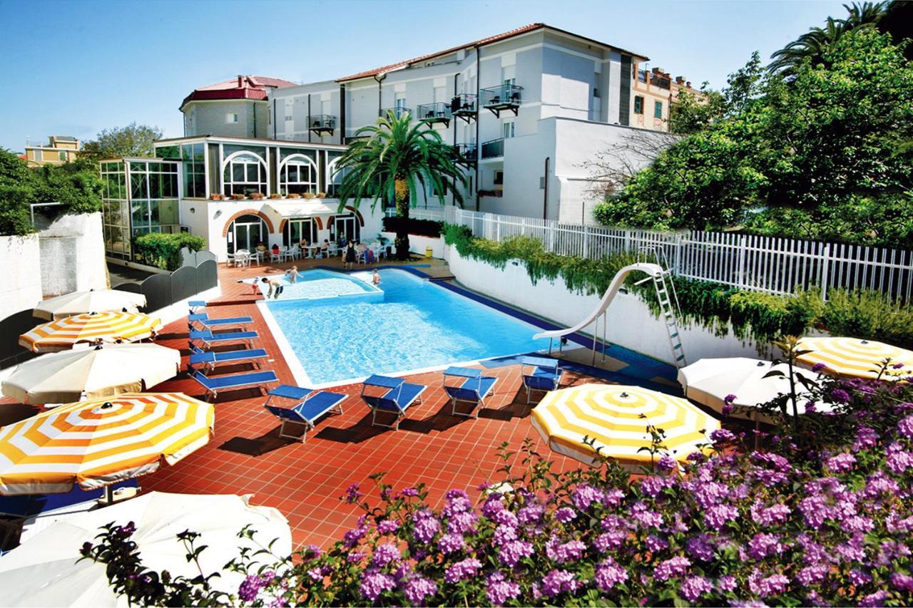 Hotel Riviera 3 Stelle Con Piscina Estiva Gratuita E Garage A Pagamento Spotorno Exterior foto